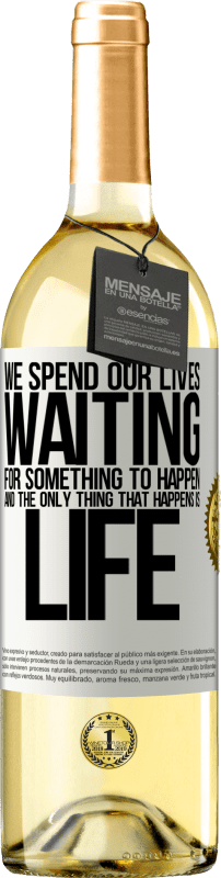 29,95 € Бесплатная доставка | Белое вино Издание WHITE Мы проводим свою жизнь в ожидании чего-то, и единственное, что происходит, это жизнь Белая этикетка. Настраиваемая этикетка Молодое вино Урожай 2023 Verdejo