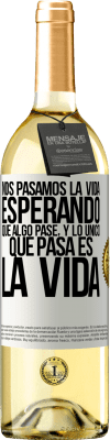 29,95 € Envío gratis | Vino Blanco Edición WHITE Nos pasamos la vida esperando que algo pase, y lo único que pasa es la vida Etiqueta Blanca. Etiqueta personalizable Vino joven Cosecha 2023 Verdejo