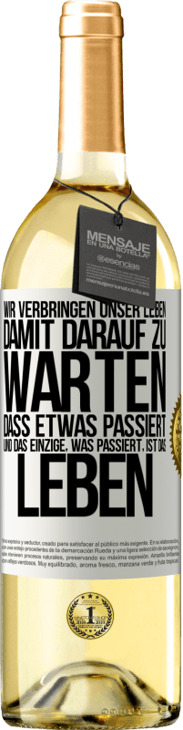 29,95 € Kostenloser Versand | Weißwein WHITE Ausgabe Wir verbringen unser Leben damit, darauf zu warten, dass etwas passiert, und das Einzige, was passiert, ist das Leben Weißes Etikett. Anpassbares Etikett Junger Wein Ernte 2024 Verdejo