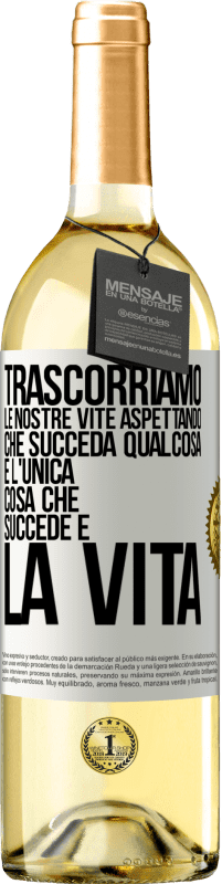 29,95 € Spedizione Gratuita | Vino bianco Edizione WHITE Trascorriamo le nostre vite aspettando che succeda qualcosa e l'unica cosa che succede è la vita Etichetta Bianca. Etichetta personalizzabile Vino giovane Raccogliere 2024 Verdejo