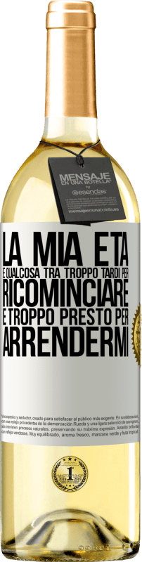 29,95 € Spedizione Gratuita | Vino bianco Edizione WHITE La mia età è qualcosa tra ... Troppo tardi per ricominciare e ... troppo presto per arrendermi Etichetta Bianca. Etichetta personalizzabile Vino giovane Raccogliere 2024 Verdejo