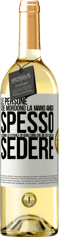 29,95 € Spedizione Gratuita | Vino bianco Edizione WHITE Le persone che mordono la mano amica, spesso leccano lo stivale di qualcuno che dà dei calci al sedere Etichetta Bianca. Etichetta personalizzabile Vino giovane Raccogliere 2024 Verdejo