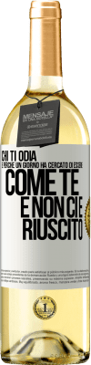 29,95 € Spedizione Gratuita | Vino bianco Edizione WHITE Chi ti odia è perché un giorno ha cercato di essere come te e non ci è riuscito Etichetta Bianca. Etichetta personalizzabile Vino giovane Raccogliere 2024 Verdejo