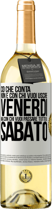 29,95 € Spedizione Gratuita | Vino bianco Edizione WHITE Ciò che conta non è con chi vuoi uscire venerdì, ma con chi vuoi passare tutto il sabato Etichetta Bianca. Etichetta personalizzabile Vino giovane Raccogliere 2024 Verdejo