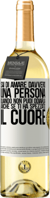 29,95 € Spedizione Gratuita | Vino bianco Edizione WHITE Sai di amare davvero una persona quando non puoi odiarla, anche se ti ha spezzato il cuore Etichetta Bianca. Etichetta personalizzabile Vino giovane Raccogliere 2023 Verdejo