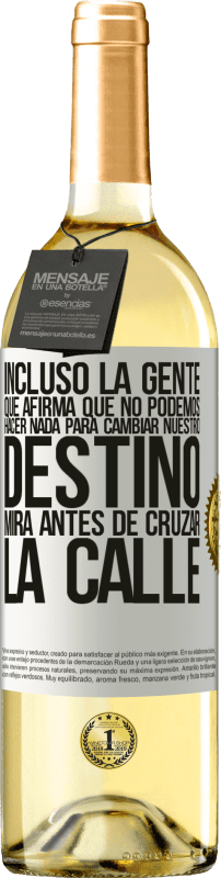 29,95 € Envío gratis | Vino Blanco Edición WHITE Incluso la gente que afirma que no podemos hacer nada para cambiar nuestro destino, mira antes de cruzar la calle Etiqueta Blanca. Etiqueta personalizable Vino joven Cosecha 2024 Verdejo