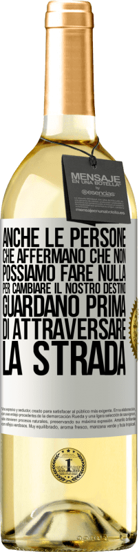 29,95 € Spedizione Gratuita | Vino bianco Edizione WHITE Anche le persone che affermano che non possiamo fare nulla per cambiare il nostro destino, guardano prima di attraversare la Etichetta Bianca. Etichetta personalizzabile Vino giovane Raccogliere 2024 Verdejo