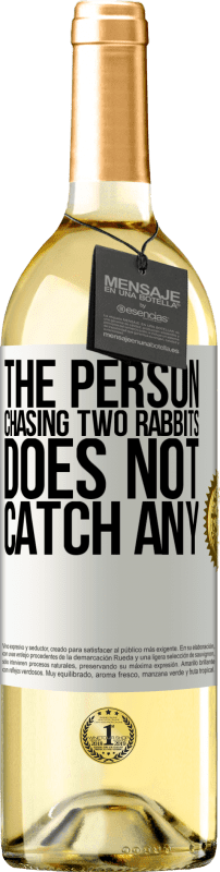29,95 € Бесплатная доставка | Белое вино Издание WHITE Человек, преследующий двух кроликов, не ловит ни одного Белая этикетка. Настраиваемая этикетка Молодое вино Урожай 2023 Verdejo