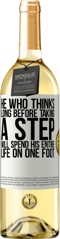 29,95 € Бесплатная доставка | Белое вино Издание WHITE Тот, кто долго думает, прежде чем сделать шаг, всю свою жизнь проведет на одной ноге Белая этикетка. Настраиваемая этикетка Молодое вино Урожай 2023 Verdejo