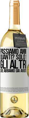 29,95 € Spedizione Gratuita | Vino bianco Edizione WHITE Passiamo anni. Quanti? solo 1. Gli altri che abbiamo già avuto Etichetta Bianca. Etichetta personalizzabile Vino giovane Raccogliere 2023 Verdejo