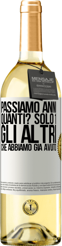 29,95 € Spedizione Gratuita | Vino bianco Edizione WHITE Passiamo anni. Quanti? solo 1. Gli altri che abbiamo già avuto Etichetta Bianca. Etichetta personalizzabile Vino giovane Raccogliere 2024 Verdejo