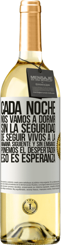 29,95 € Envío gratis | Vino Blanco Edición WHITE Cada noche nos vamos a dormir sin la seguridad de seguir vivos a la mañana siguiente y, sin embargo, ponemos el despertador Etiqueta Blanca. Etiqueta personalizable Vino joven Cosecha 2024 Verdejo