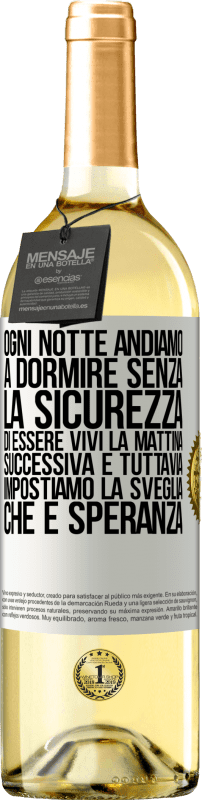 29,95 € Spedizione Gratuita | Vino bianco Edizione WHITE Ogni notte andiamo a dormire senza la sicurezza di essere vivi la mattina successiva e tuttavia impostiamo la sveglia. CHE È Etichetta Bianca. Etichetta personalizzabile Vino giovane Raccogliere 2024 Verdejo