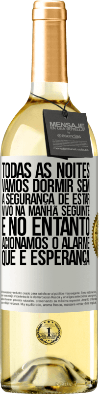 29,95 € Envio grátis | Vinho branco Edição WHITE Todas as noites vamos dormir sem a segurança de estar vivo na manhã seguinte e, no entanto, acionamos o alarme. QUE É Etiqueta Branca. Etiqueta personalizável Vinho jovem Colheita 2024 Verdejo