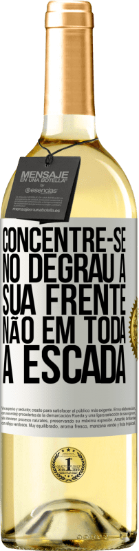 29,95 € Envio grátis | Vinho branco Edição WHITE Concentre-se no degrau à sua frente, não em toda a escada Etiqueta Branca. Etiqueta personalizável Vinho jovem Colheita 2024 Verdejo