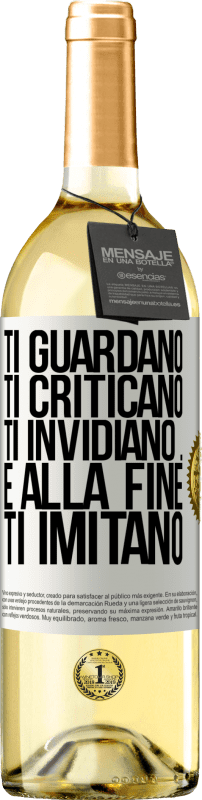 29,95 € Spedizione Gratuita | Vino bianco Edizione WHITE Ti guardano, ti criticano, ti invidiano ... e alla fine ti imitano Etichetta Bianca. Etichetta personalizzabile Vino giovane Raccogliere 2024 Verdejo