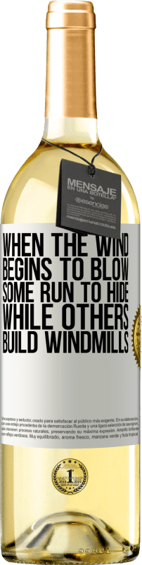 29,95 € Бесплатная доставка | Белое вино Издание WHITE Когда ветер начинает дуть, некоторые бегут, чтобы спрятаться, другие строят ветряные мельницы Белая этикетка. Настраиваемая этикетка Молодое вино Урожай 2023 Verdejo