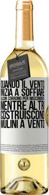 29,95 € Spedizione Gratuita | Vino bianco Edizione WHITE Quando il vento inizia a soffiare, alcuni corrono per nascondersi, mentre altri costruiscono mulini a vento Etichetta Bianca. Etichetta personalizzabile Vino giovane Raccogliere 2023 Verdejo