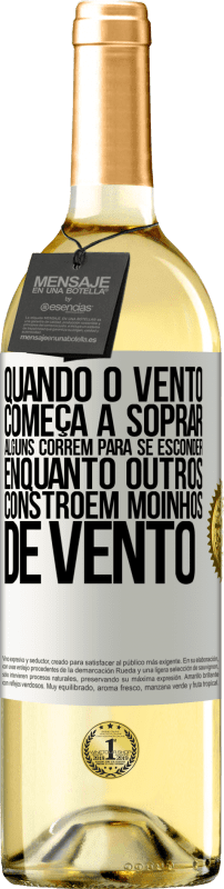 29,95 € Envio grátis | Vinho branco Edição WHITE Quando o vento começa a soprar, alguns correm para se esconder, enquanto outros constroem moinhos de vento Etiqueta Branca. Etiqueta personalizável Vinho jovem Colheita 2024 Verdejo