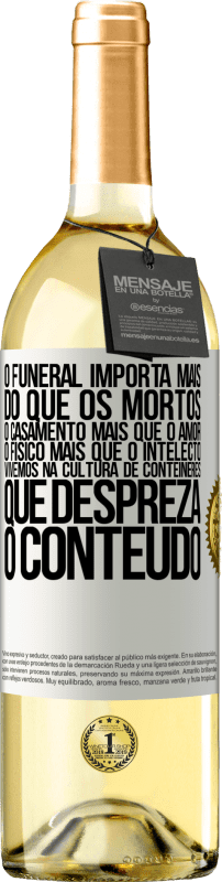 29,95 € Envio grátis | Vinho branco Edição WHITE O funeral importa mais do que os mortos, o casamento mais que o amor, o físico mais que o intelecto. Vivemos na cultura de Etiqueta Branca. Etiqueta personalizável Vinho jovem Colheita 2024 Verdejo