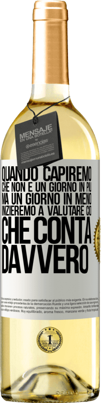 29,95 € Spedizione Gratuita | Vino bianco Edizione WHITE Quando capiremo che non è un giorno in più, ma un giorno in meno, inizieremo a valutare ciò che conta davvero Etichetta Bianca. Etichetta personalizzabile Vino giovane Raccogliere 2024 Verdejo