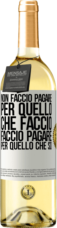 29,95 € Spedizione Gratuita | Vino bianco Edizione WHITE Non faccio pagare per quello che faccio, faccio pagare per quello che so Etichetta Bianca. Etichetta personalizzabile Vino giovane Raccogliere 2024 Verdejo