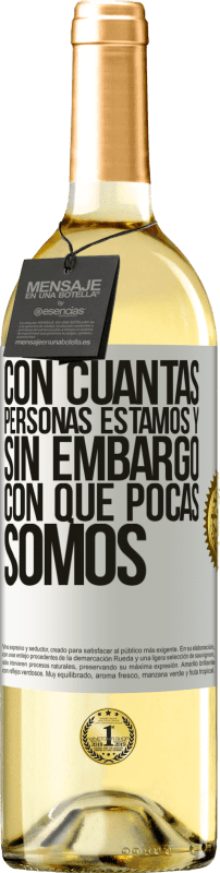 29,95 € Envío gratis | Vino Blanco Edición WHITE Con cuántas personas estamos y, sin embargo, con qué pocas somos Etiqueta Blanca. Etiqueta personalizable Vino joven Cosecha 2024 Verdejo