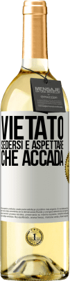 29,95 € Spedizione Gratuita | Vino bianco Edizione WHITE Vietato sedersi e aspettare che accada Etichetta Bianca. Etichetta personalizzabile Vino giovane Raccogliere 2023 Verdejo