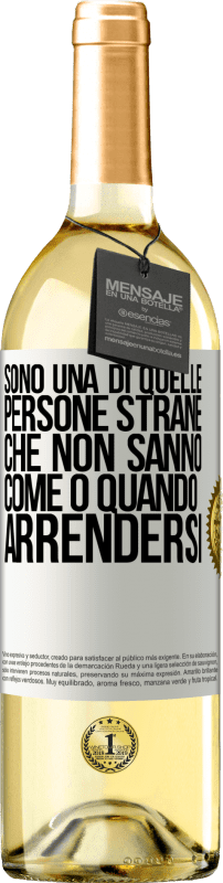 29,95 € Spedizione Gratuita | Vino bianco Edizione WHITE Sono una di quelle persone strane che non sanno come o quando arrendersi Etichetta Bianca. Etichetta personalizzabile Vino giovane Raccogliere 2024 Verdejo