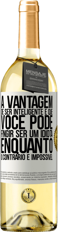 29,95 € Envio grátis | Vinho branco Edição WHITE A vantagem de ser inteligente é que você pode fingir ser um idiota, enquanto o contrário é impossível Etiqueta Branca. Etiqueta personalizável Vinho jovem Colheita 2024 Verdejo