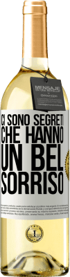 29,95 € Spedizione Gratuita | Vino bianco Edizione WHITE Ci sono segreti che hanno un bel sorriso Etichetta Bianca. Etichetta personalizzabile Vino giovane Raccogliere 2024 Verdejo