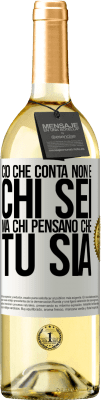 29,95 € Spedizione Gratuita | Vino bianco Edizione WHITE Ciò che conta non è chi sei, ma chi pensano che tu sia Etichetta Bianca. Etichetta personalizzabile Vino giovane Raccogliere 2023 Verdejo