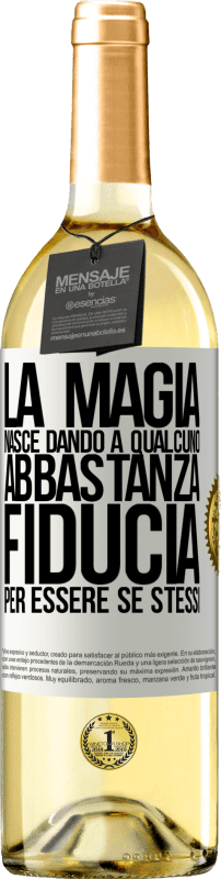 29,95 € Spedizione Gratuita | Vino bianco Edizione WHITE La magia nasce dando a qualcuno abbastanza fiducia per essere se stessi Etichetta Bianca. Etichetta personalizzabile Vino giovane Raccogliere 2024 Verdejo