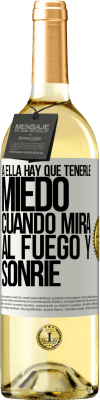 29,95 € Envío gratis | Vino Blanco Edición WHITE A ella hay que tenerle miedo cuando mira al fuego y sonríe Etiqueta Blanca. Etiqueta personalizable Vino joven Cosecha 2023 Verdejo