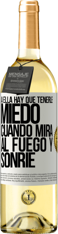 29,95 € Envío gratis | Vino Blanco Edición WHITE A ella hay que tenerle miedo cuando mira al fuego y sonríe Etiqueta Blanca. Etiqueta personalizable Vino joven Cosecha 2024 Verdejo