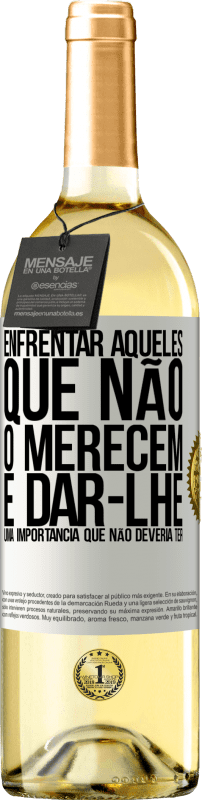 29,95 € Envio grátis | Vinho branco Edição WHITE Enfrentar aqueles que não o merecem é dar-lhe uma importância que não deveria ter Etiqueta Branca. Etiqueta personalizável Vinho jovem Colheita 2024 Verdejo