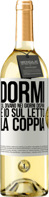 29,95 € Spedizione Gratuita | Vino bianco Edizione WHITE Dormi sul divano nei giorni dispari e io sul letto la coppia Etichetta Bianca. Etichetta personalizzabile Vino giovane Raccogliere 2023 Verdejo