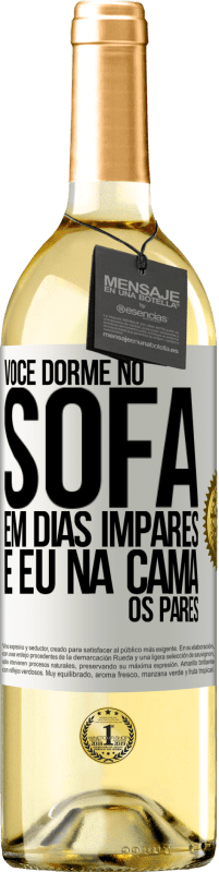 29,95 € Envio grátis | Vinho branco Edição WHITE Você dorme no sofá em dias ímpares e eu na cama os pares Etiqueta Branca. Etiqueta personalizável Vinho jovem Colheita 2024 Verdejo