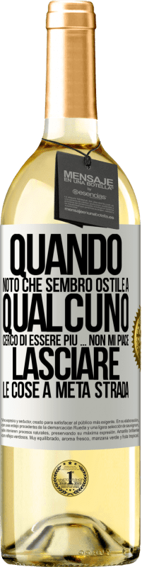 29,95 € Spedizione Gratuita | Vino bianco Edizione WHITE Quando noto che piaccio a qualcuno, cerco di piacergli di peggio ... Non mi piace lasciare le cose a metà strada Etichetta Bianca. Etichetta personalizzabile Vino giovane Raccogliere 2024 Verdejo