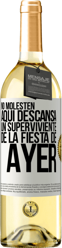 29,95 € Envío gratis | Vino Blanco Edición WHITE No molesten. Aquí descansa un superviviente de la fiesta de ayer Etiqueta Blanca. Etiqueta personalizable Vino joven Cosecha 2024 Verdejo