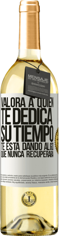 29,95 € Envío gratis | Vino Blanco Edición WHITE Valora a quien te dedica su tiempo. Te está dando algo que nunca recuperará Etiqueta Blanca. Etiqueta personalizable Vino joven Cosecha 2024 Verdejo