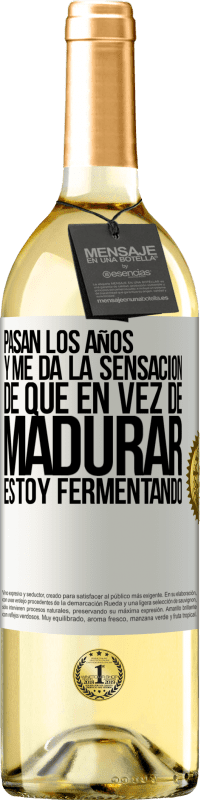 29,95 € Envío gratis | Vino Blanco Edición WHITE Pasan los años y me da la sensación de que en vez de madurar, estoy fermentando Etiqueta Blanca. Etiqueta personalizable Vino joven Cosecha 2024 Verdejo