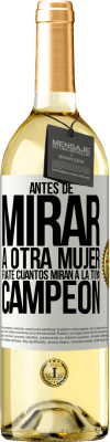 29,95 € Envío gratis | Vino Blanco Edición WHITE Antes de mirar a otra mujer, fíjate cuantos miran a la tuya, campeón Etiqueta Blanca. Etiqueta personalizable Vino joven Cosecha 2024 Verdejo