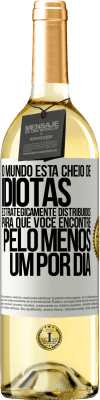 29,95 € Envio grátis | Vinho branco Edição WHITE O mundo está cheio de idiotas estrategicamente distribuídos para que você encontre pelo menos um por dia Etiqueta Branca. Etiqueta personalizável Vinho jovem Colheita 2023 Verdejo