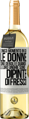 29,95 € Spedizione Gratuita | Vino bianco Edizione WHITE L'unico momento in cui le donne sono deboli è quando le loro unghie sono dipinte di fresco Etichetta Bianca. Etichetta personalizzabile Vino giovane Raccogliere 2023 Verdejo