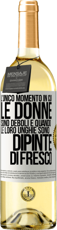 29,95 € Spedizione Gratuita | Vino bianco Edizione WHITE L'unico momento in cui le donne sono deboli è quando le loro unghie sono dipinte di fresco Etichetta Bianca. Etichetta personalizzabile Vino giovane Raccogliere 2024 Verdejo