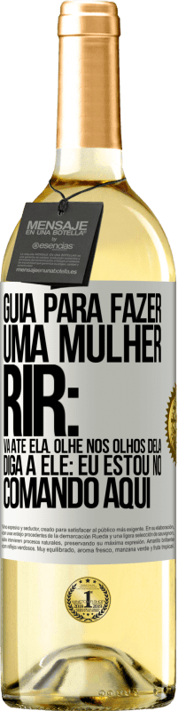 29,95 € Envio grátis | Vinho branco Edição WHITE Guia para fazer uma mulher rir: Vá até ela. Olhe nos olhos dela. Diga a ele: eu estou no comando aqui Etiqueta Branca. Etiqueta personalizável Vinho jovem Colheita 2024 Verdejo