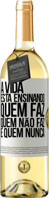 29,95 € Envio grátis | Vinho branco Edição WHITE A vida está ensinando quem faz, quem não faz e quem nunca Etiqueta Branca. Etiqueta personalizável Vinho jovem Colheita 2023 Verdejo