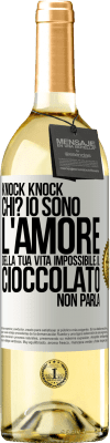 29,95 € Spedizione Gratuita | Vino bianco Edizione WHITE Knock Knock. Chi? Io sono l'amore della tua vita Impossibile, il cioccolato non parla Etichetta Bianca. Etichetta personalizzabile Vino giovane Raccogliere 2024 Verdejo