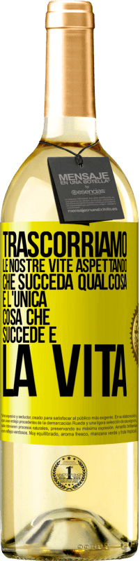 29,95 € Spedizione Gratuita | Vino bianco Edizione WHITE Trascorriamo le nostre vite aspettando che succeda qualcosa e l'unica cosa che succede è la vita Etichetta Gialla. Etichetta personalizzabile Vino giovane Raccogliere 2024 Verdejo